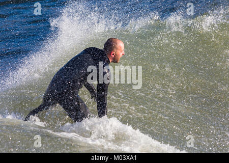 Bournemouth, Dorset, UK. 18 janvier, 2018. Météo France : après une nuit très ventée une belle journée ensoleillée à la plage de Bournemouth. Les surfeurs d'importantes vagues et mer agitée. Surfer une vague. Credit : Carolyn Jenkins/Alamy Live News Banque D'Images