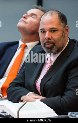 Londres, Royaume-Uni. 18 janvier, 2018. David Kurten (r), membre de l'Assemblée de Londres de l'UKIP, écoute Maire de Londres Sadiq Khan répondant aux questions pendant l'heure des questions du maire à l'Hôtel de Ville. Les sujets abordés incluaient le couteau, les crimes motivés par la haine, l'air pur et le réveillon du Nouvel An à Londres à l'arme blanche. Credit : Mark Kerrison/Alamy Live News Banque D'Images