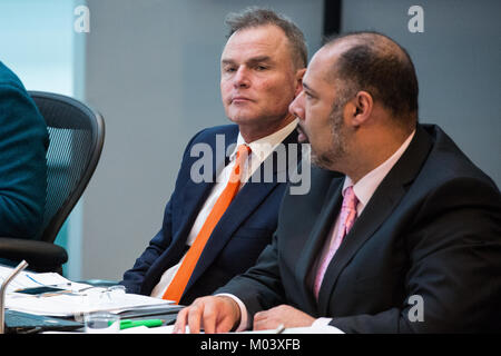 Londres, Royaume-Uni. 18 janvier, 2018. Peter Whittle (l) et David Kurten (r), les membres de l'Assemblée de Londres de l'UKIP, écouter de maire de Londres Sadiq Khan répondant aux questions pendant l'heure des questions du maire à l'Hôtel de Ville. Les sujets abordés incluaient le couteau, les crimes motivés par la haine, l'air pur et le réveillon du Nouvel An à Londres à l'arme blanche. Credit : Mark Kerrison/Alamy Live News Banque D'Images