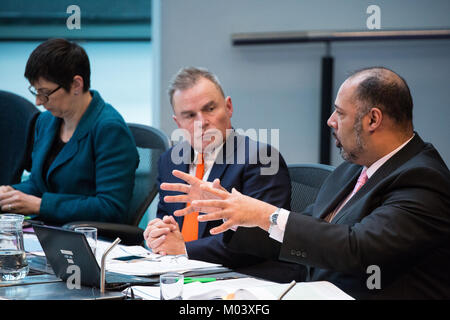 Londres, Royaume-Uni. 18 janvier, 2018. David Kurten (r), membre de l'Assemblée de Londres de l'UKIP, pose une question au maire de Londres Sadiq Khan pendant l'heure des questions du maire à l'Hôtel de Ville. Les sujets abordés incluaient le couteau, les crimes motivés par la haine, l'air pur et le réveillon du Nouvel An à Londres à l'arme blanche. Credit : Mark Kerrison/Alamy Live News Banque D'Images