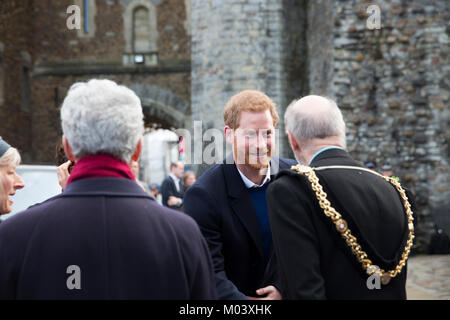 Le Château de Cardiff, Castle Street, Cardiff, Royaume-Uni. 18 janvier, 2018. La foule à l'extérieur le château de Cardiff pour voir Son Altesse Royale le Prince Henry de Galles (le prince Harry) et actrice Américaine Meghan Markle sur leur première visite royale à l'ensemble avant leur mariage en mai. Crédit : Jennifer Dobie/Alamy Live News Banque D'Images