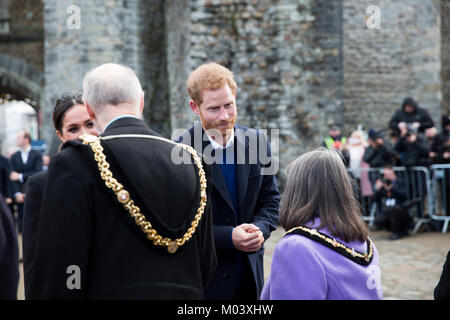 Le Château de Cardiff, Castle Street, Cardiff, Royaume-Uni. 18 janvier, 2018. La foule à l'extérieur le château de Cardiff pour voir Son Altesse Royale le Prince Henry de Galles (le prince Harry) et actrice Américaine Meghan Markle sur leur première visite royale à l'ensemble avant leur mariage en mai. Crédit : Jennifer Dobie/Alamy Live News Banque D'Images