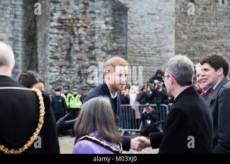 Le Château de Cardiff, Castle Street, Cardiff, Royaume-Uni. 18 janvier, 2018. La foule à l'extérieur le château de Cardiff pour voir Son Altesse Royale le Prince Henry de Galles (le prince Harry) et actrice Américaine Meghan Markle sur leur première visite royale à l'ensemble avant leur mariage en mai. Crédit : Jennifer Dobie/Alamy Live News Banque D'Images