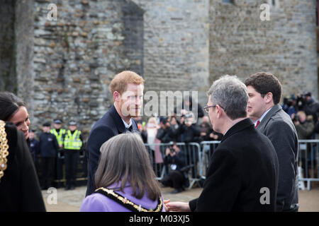 Le Château de Cardiff, Castle Street, Cardiff, Royaume-Uni. 18 janvier, 2018. La foule à l'extérieur le château de Cardiff pour voir Son Altesse Royale le Prince Henry de Galles (le prince Harry) et actrice Américaine Meghan Markle sur leur première visite royale à l'ensemble avant leur mariage en mai. Crédit : Jennifer Dobie/Alamy Live News Banque D'Images