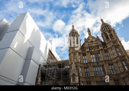 Londres, Royaume-Uni. 18 janvier, 2018. Les échafaudages autour du Palais de Westminster, tandis que les travaux de rénovation se poursuit. Un rapport dans le journal The Times a suggéré que le premier ministre donnera aux parlementaires la possibilité d'approuver le travail essentiel, qu'un report de la £4 milliards en attente d'un examen à la fin de législature, sur la base du fait qu'il n'est peut-être pas prudent de passer une si grande quantité de l'argent des contribuables sur Westminster à un moment où les dépenses sont aussi limitées ailleurs. Credit : Mark Kerrison/Alamy Live News Banque D'Images