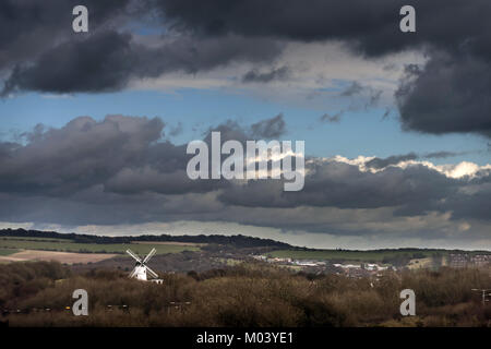 Brighton, UK. 18 janvier, 2018. Les nuages menaçants au moulin de Patcham sur les South Downs près de Brighton, East Sussex, aujourd'Crédit : Andrew Hasson/Alamy Live News Banque D'Images