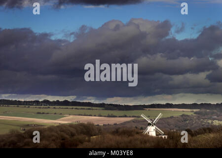 Brighton, UK. 18 janvier, 2018. Les nuages menaçants au moulin de Patcham sur les South Downs près de Brighton, East Sussex, aujourd'Crédit : Andrew Hasson/Alamy Live News Banque D'Images