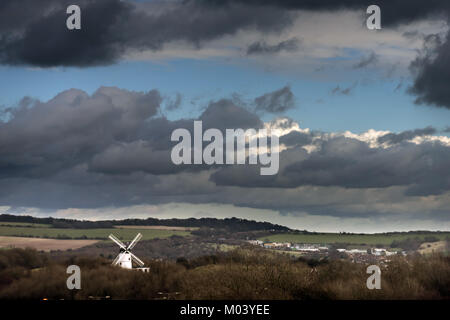 Brighton, UK. 18 janvier, 2018. Les nuages menaçants au moulin de Patcham sur les South Downs près de Brighton, East Sussex, aujourd'Crédit : Andrew Hasson/Alamy Live News Banque D'Images