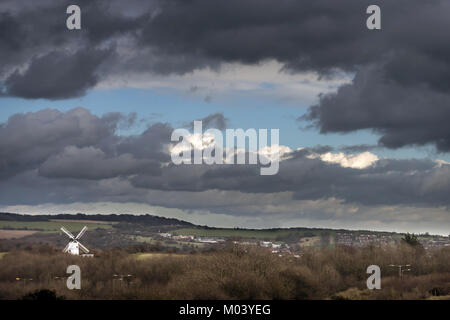 Brighton, UK. 18 janvier, 2018. Les nuages menaçants au moulin de Patcham sur les South Downs près de Brighton, East Sussex, aujourd'Crédit : Andrew Hasson/Alamy Live News Banque D'Images