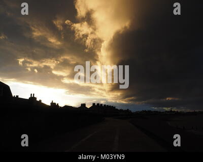 Sheerness, Kent, UK. 18 janvier, 2018. Météo France : un énorme nuage noir foncé considérablement la formation de éclairé par le soleil couchant à Sheerness. Credit : James Bell/Alamy Live News Banque D'Images