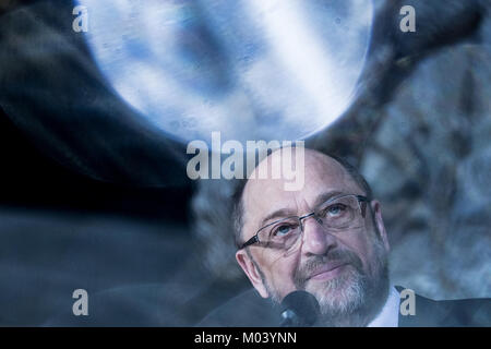 Berlin, Allemagne. 18 janvier, 2018. Martin Schulz, leader du Parti Social-démocrate d'Allemagne, des pourparlers au cours d'une conférence de presse au siège de la SPD (Willy-Brandt-Haus) à Berlin, Allemagne, 18 janvier 2018. Les sociaux-démocrates sont à discuter de la possibilité de former un gouvernement avec les chrétiens-démocrates au cours d'une conférence téléphonique. Crédit : Michael Kappeler/dpa/Alamy Live News Banque D'Images