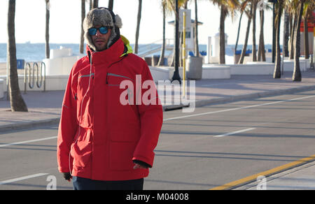 18 janvier 2018 - Fort Lauderdale, FL, USA - Dominic Tamerlano de Fort Lauderdale marche le long de la A1A, le Jeudi, Mai 18, 2018. Les températures dans les années 40 a accueilli jeudi matin Floridiens du Sud (crédit Image : © Sun-Sentinel via Zuma sur le fil) Banque D'Images