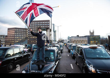 Londres, Royaume-Uni. 18 janvier, 2018. Un chauffeur de taxi noir brandit une Union Jack au cours d'une manifestation, au cours de laquelle le Pont de Londres a été bloqué par des centaines de chauffeurs de taxi noir, en réponse à la TfL en matière de gestion de l'Uber, poursuite de l'exploitation à Londres. Credit : Mark Kerrison/Alamy Live News Banque D'Images