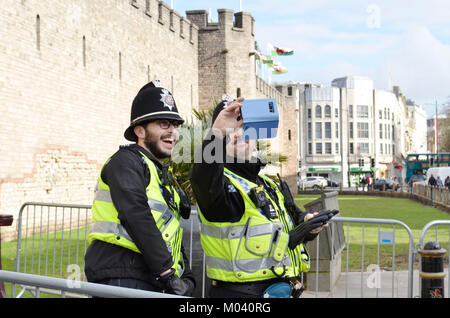 Son château de Cardiff, Cardiff. 18/01/10. Deux agents de police prendre un extérieur selfies le château de Cardiff en avant de la visite royale de Son Altesse Royale le Prince Henry de Galles et Meghan Markle Photographie Bethany Shorey Banque D'Images