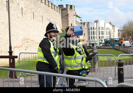 Son château de Cardiff, Cardiff. 18/01/10. Deux agents de police prendre un extérieur selfies le château de Cardiff en avant de la visite royale de Son Altesse Royale le Prince Henry de Galles et Meghan Markle Photographie Bethany Shorey Banque D'Images