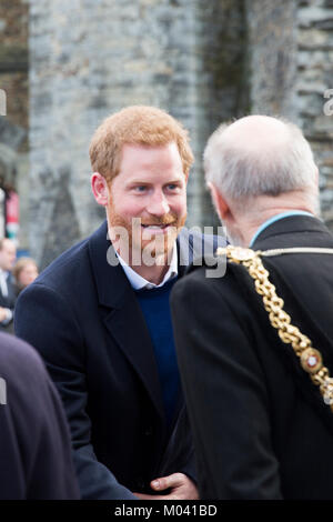 Le Château de Cardiff, Castle Street, Cardiff, Royaume-Uni. 18/01/18. Le prince Harry lors de sa visite à Cardiff. La foule à l'extérieur le château de Cardiff pour voir Son Altesse Royale le Prince Henry de Galles (le prince Harry) et actrice Américaine Meghan Markle sur leur première visite royale à l'ensemble avant leur mariage en mai. Banque D'Images