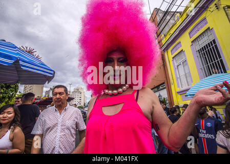 Sao Paulo, Brésil. 18 janvier, 2018. Pre-carnaval. Le trafic dans certaines localités a été arrêté. Pour ceux qui étaient dans le parti, l'ambiance était festive. Habillé et brillaient par l'organisme, la bohème chanté et dansé de carnaval et samba. Credit : Cris Faga/ZUMA/Alamy Fil Live News Banque D'Images