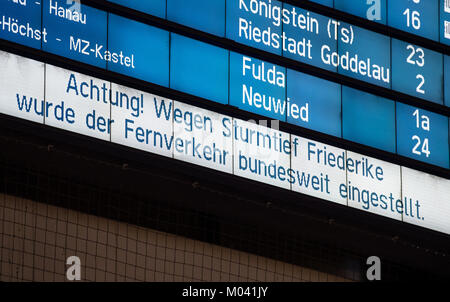 Frankfurt am Main, Allemagne. 18 janvier, 2018. Un panneau d'information révèle tous les services dans la gare centrale de Frankfurt am Main, Allemagne, 18 janvier 2018. La Deutsche Bahn a annulé tous les services en Allemagne en raison de la tempête de verglas de Friederike'. Credit : Fabian Sommer/dpa/Alamy Live News Banque D'Images