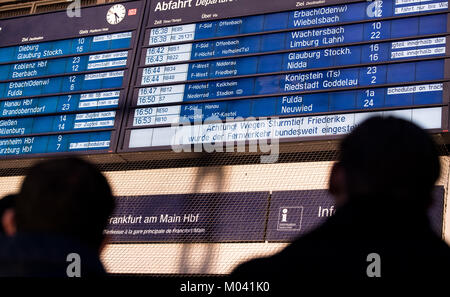 Frankfurt am Main, Allemagne. 18 janvier, 2018. Un panneau d'information révèle tous les services dans la gare centrale de Frankfurt am Main, Allemagne, 18 janvier 2018. La Deutsche Bahn a annulé tous les services en Allemagne en raison de la tempête de verglas de Friederike'. Credit : Fabian Sommer/dpa/Alamy Live News Banque D'Images