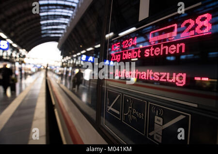 Frankfurt am Main, Allemagne. 18 janvier, 2018. Deux trains fixes sont fournies dans la gare centrale de Frankfurt am Main, Allemagne, 18 janvier 2018. La Deutsche Bahn a annulé tous les services en Allemagne en raison de la tempête de verglas de Friederike' et fourni à l'arrêt des trains pour passagers abandonnés pour passer la nuit. Credit : Fabian Sommer/dpa/Alamy Live News Banque D'Images