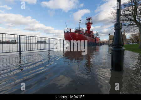 Gravesend, Kent, Royaume-Uni. 18 janvier, 2018. Une très grande marée à Gravesend aujourd'hui vu le clapotis de l'eau autour de l'étage de la ville pier et les inondations les sentiers. Rob Powell/Alamy Live News Banque D'Images