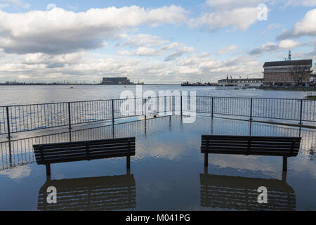 Gravesend, Kent, Royaume-Uni. 18 janvier, 2018. Une très grande marée à Gravesend aujourd'hui vu le clapotis de l'eau autour de l'étage de la ville pier et les inondations les sentiers. Rob Powell/Alamy Live News Banque D'Images