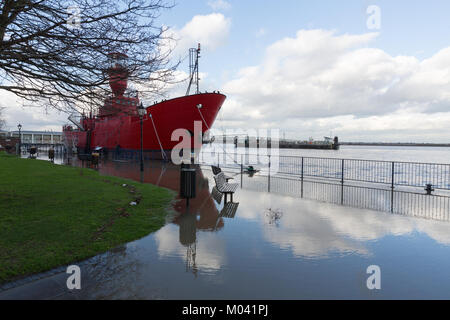 Gravesend, Kent, Royaume-Uni. 18 janvier, 2018. Une très grande marée à Gravesend aujourd'hui vu le clapotis de l'eau autour de l'étage de la ville pier et les inondations les sentiers. Rob Powell/Alamy Live News Banque D'Images