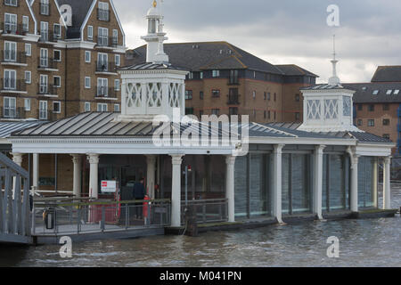 Gravesend, Kent, Royaume-Uni. 18 janvier, 2018. Une très grande marée à Gravesend aujourd'hui vu le clapotis de l'eau autour de l'étage de la ville pier et les inondations les sentiers. Rob Powell/Alamy Live News Banque D'Images