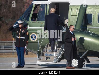 Arlington, États-Unis d'Amérique. 18 janvier, 2018. Le Président américain Donald Trump Marine conseils d'un hélicoptère à la suite des réunions au Pentagone avec le secrétaire à la Défense, James Mattis et les chefs militaires le 18 janvier 2018 à Arlington, en Virginie. Credit : Planetpix/Alamy Live News Banque D'Images