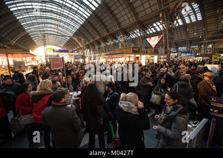 Frankfurt am Main, Allemagne. 18 janvier, 2018. Passagers abandonnés à attendre au service de la Deutsche Bahn dans la gare centrale de Frankfurt am Main, Allemagne, 18 janvier 2018. La Deutsche Bahn a annulé tous les services en Allemagne en raison de la tempête de verglas de Friederike'. Credit : Fabian Sommer/dpa/Alamy Live News Banque D'Images