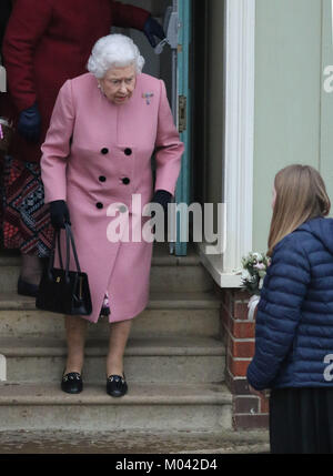 West Newton, Norfolk, Royaume-Uni. 18 janvier, 2018. Sa Majesté la Reine Elizabeth II est accueilli par une fille avec un bouquet de fleurs qu'elle quitte l'Institut des femmes réunion à West Newton, Norfolk, le 18 janvier 2018. Crédit : Paul Marriott/Alamy Live News Banque D'Images
