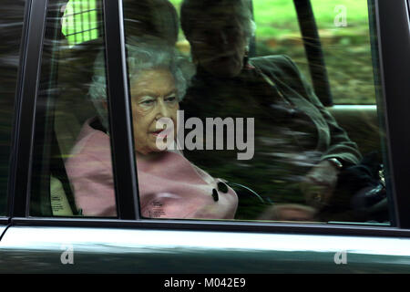 West Newton, Norfolk, Royaume-Uni. 18 janvier, 2018. Sa Majesté la Reine Elizabeth II arrive à assister à la réunion de l'Institut féminin à West Newton, Norfolk, le 18 janvier 2018. Crédit : Paul Marriott/Alamy Live News Banque D'Images