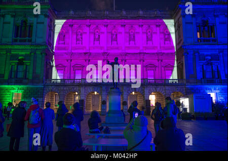 Londres, Royaume-Uni. 18 janvier, 2018. Endroits autour du centre de Londres disposent d'affichage lumineux spectaculaires créées par 40 artistes de classe mondiale et l'élaboration de grandes foules. 'Amour' est un mouvement inspiré par Matisse animation Rhys Coren projetée sur la façade de l'Académie Royale de Piccadilly. L'une des séries d'images séquentielles. Credit : Malcolm Park/Alamy Live News. Banque D'Images