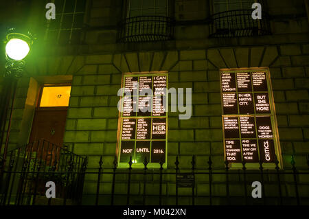 Edinburgh, Ecosse, Royaume-Uni. 18 janvier, 2018. La nouvelle de Val McDermid du Nouvel An 'Résurrection' dans 12 endroits différents sur un sentier de promenade en soirée autour du centre-ville d'Édimbourg Édimbourg Fête du patrimoine littéraire. Commandé et présenté par l'Edinburgh Hogmanay et Edinburgh International Book Festival, en collaboration avec Édimbourg ville UNESCO de littérature de confiance. En Double les projections prendre Productions. Maison géorgienne à 17 Heriot Row, où Robert Louis Stevenson a vécu comme un enfant Banque D'Images