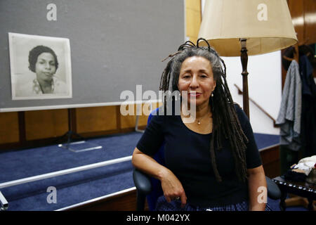 Manchester, UK. 18 janvier, 2018. Jackie Walker était assis sur une scène, une photo de sa mère est accrochée derrière elle. Sa performance de 'Le lynchage' est fondée sur la lutte des Noirs, ses parents et ses militants de suspension le parti du travail effectué à un public désireux de s'engager avec elle et lui poser des questions. Le jeu couvre les questions des femmes juives dans le parti du travail et la question de "à s'opposer à Israël n'est pas d'être anti semetic', Friends Meeting House, Crédit : Barbara Cook/Alamy Live News Banque D'Images