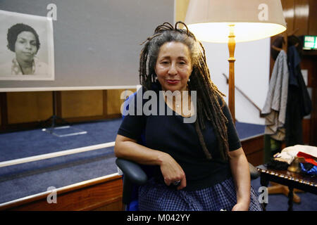 Manchester, UK. 18 janvier, 2018. Jackie Walker était assis sur une scène, une photo de sa mère est accrochée derrière elle. Sa performance de 'Le lynchage' est fondée sur la lutte des Noirs, ses parents et ses militants de suspension le parti du travail effectué à un public désireux de s'engager avec elle et lui poser des questions. Le jeu couvre les questions des femmes juives dans le parti du travail et la question de "à s'opposer à Israël n'est pas d'être anti semetic', Friends Meeting House, Crédit : Barbara Cook/Alamy Live News Banque D'Images