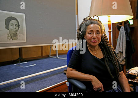 Manchester, UK. 18 janvier, 2018. Jackie Walker était assis sur une scène, une photo de sa mère est accrochée derrière elle. Sa performance de 'Le lynchage' est fondée sur la lutte des Noirs, ses parents et ses militants de suspension le parti du travail effectué à un public désireux de s'engager avec elle et lui poser des questions. Le jeu couvre les questions des femmes juives dans le parti du travail et la question de "à s'opposer à Israël n'est pas d'être anti semetic', Friends Meeting House, Crédit : Barbara Cook/Alamy Live News Banque D'Images