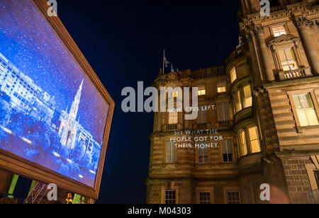 Edinburgh, Ecosse, Royaume-Uni. 18 janvier, 2018. La nouvelle de Val McDermid du Nouvel An 'Résurrection' dans 12 endroits différents sur un sentier de promenade en soirée autour du centre-ville d'Édimbourg Édimbourg Fête du patrimoine littéraire. Commandé et présenté par l'Edinburgh Hogmanay et Edinburgh International Book Festival, en collaboration avec Édimbourg ville UNESCO de littérature de confiance. Produit par Achille. En Double les projections prendre Productions. Le siège de la Bank of Scotland, Lloyds Banking Group, sur la Butte Banque D'Images