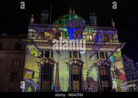 Londres, Royaume-Uni. 18 janvier, 2018. Les Frères Lumière Lumière Londres festival a retourné à transformer Londres nocturne pour une deuxième édition comprenant 50 œuvres. Sur la photo Camille Gross et Leslie Epsztein's 'voyage' projetée sur le café de l'Hôtel Royal building dans Regent Street, représentant une horloge station qui marque le passage du temps à travers la Belle Epoque et de la révolution industrielle à nos jours. Credit : Mark Kerrison/Alamy Live News Banque D'Images