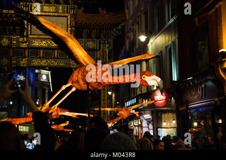 Londres, Royaume-Uni. 18 janvier, 2018. Les Frères Lumière Lumière Londres festival a retourné à transformer Londres nocturne pour une deuxième édition comprenant 50 œuvres. Sur la photo l'entreprise lanterne avec Jo Pocock's 'Flamingo' migration dans et autour de Gerrard Street, qui représente la migration intercontinentale routes prises par les flamants roses chaque année et attire également un parallèle avec la migration humaine. Credit : Mark Kerrison/Alamy Live News Banque D'Images