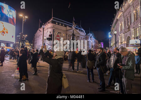 Londres, Royaume-Uni. 18 janvier, 2018. Endroits autour du centre de Londres disposent d'affichage lumineux spectaculaires créées par 40 artistes de classe mondiale et l'élaboration de grandes foules. Piccadilly Circus fermée à la circulation en tant que spectateurs regarder la lumière sur la façade de l'hôtel Cafe royal. Credit : Malcolm Park/Alamy Live News. Banque D'Images