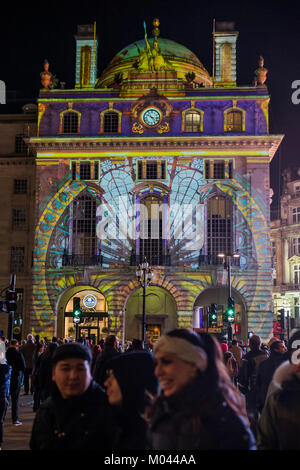 Londres, Royaume-Uni. 18 janvier, 2018. VOYAGE par Camille Gross et Leslie Epsztein dans Piccadilly Circus - Lumière Londres est un festival qui se déroule sur 4 soirées, du jeudi 18 au dimanche 21 janvier 2018. Il met en valeur l'architecture de la capitale et les rues, avec plus de 50 œuvres créées par des artistes britanniques et internationaux. Crédit : Guy Bell/Alamy Live News Banque D'Images