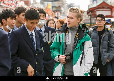 Un touriste étranger visite le Temple Sensoji à Asakusa, le 19 janvier 2018, Tokyo, Japon. L'Office du Tourisme du Japon a annoncé que les dépenses des visiteurs étrangers au Japon en 2017 a augmenté de 17,8  % pour atteindre un nouveau record de 4,42 billions de yens ($39,9 milliards) surtout en raison de la hausse des dépenses par les visiteurs provenant d'autres pays asiatiques. L'Agence a annoncé qu'un nombre record de 28,69 millions de touristes ont visité le Japon en provenance de l'étranger en 2017 et le gouvernement japonais a fixé un objectif d'attirer 40 millions de touristes par an d'ici 2020, l'année de l'Jeux olympiques de Tokyo. (Photo de Rodrigo Reyes Marin/AFLO) Banque D'Images