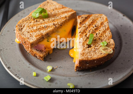 Sandwich au jambon et au fromage grillé Banque D'Images