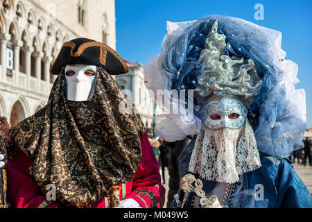 Venise, Italie - février 18, 2017 : Couple de participants non identifié, porter des costumes colorés et des masques de carnaval traditionnel célèbre pendant. Banque D'Images