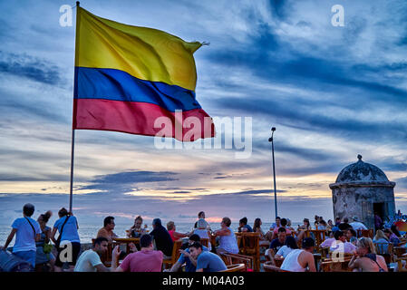 En agitant drapeau colombien de ciel coucher de nouveau au Café del Mar, Cartagena de Indias Banque D'Images