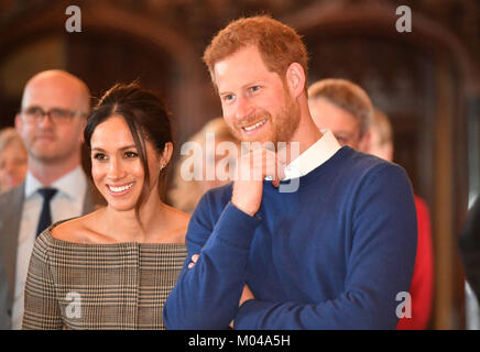 Le prince Harry et Meghan Markle regarder un bac 2007 lors d'une visite du château de Cardiff. Banque D'Images