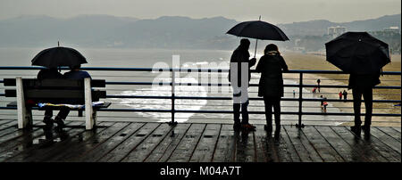 17 janvier 2018 Santa Monica, Californie, Santa Monica, Californie, un jour de pluie à Santa Monica Pier, des parapluies parsèment la scène. Banque D'Images