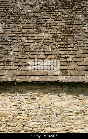 Calcaire ancien toit de tuiles sur fond de murs en pierre Banque D'Images