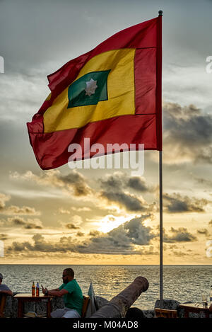 Waving Flag de Carthagène au coucher du soleil au Cafe del Mar Banque D'Images